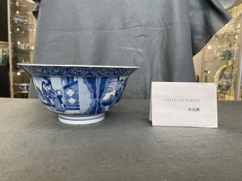Un bol de type klapmuts en porcelaine de Chine en bleu et blanc &agrave; d&eacute;cor de sc&egrave;nes du 'Xi Xiang Ji', marque et &eacute;poque de Kangxi