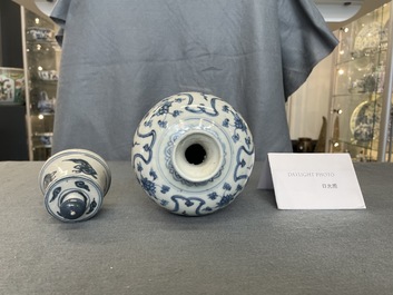 Un vase de forme 'meiping' et son couvercle en porcelaine de Chine en bleu et blanc, Ming
