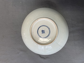 Een Chinese blauw-witte schotel met een kylin, Yu Tang Jia Qi merk, Shunzhi