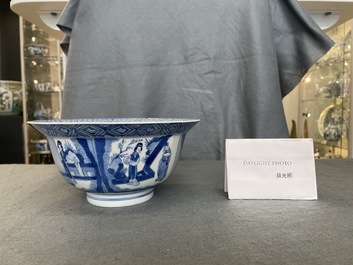 Un bol de type klapmuts en porcelaine de Chine en bleu et blanc &agrave; d&eacute;cor de sc&egrave;nes du 'Xi Xiang Ji', marque et &eacute;poque de Kangxi