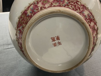 Un vase de forme bouteille en porcelaine de Chine famille rose, marque de Hongxian, R&eacute;publique
