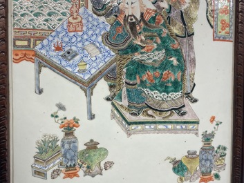 Une grande plaque en porcelaine de Chine famille verte dans un cadre en bois sculpt&eacute;, Chine, 19&egrave;me