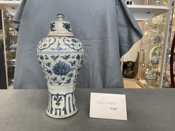 Un vase de forme 'meiping' et son couvercle en porcelaine de Chine en bleu et blanc, Ming