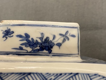 Een paar Chinese blauw-witte vierkante dekselvazen, Kangxi