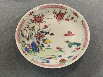 Une paire de tasses et soucoupes en porcelaine de Chine famille rose &agrave; d&eacute;cor d'un paysage, Yongzheng