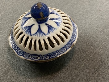 Une th&eacute;i&egrave;re couverte en porcelaine de Chine en bleu et blanc &agrave; double paroi ajour&eacute;e, &eacute;poque Transition