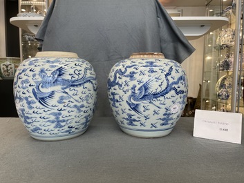 Twee Chinese blauw-witte potten met draken en feniksen, Yongzheng