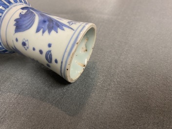 Un vase de forme bouteille en porcelaine de Chine en bleu et blanc, &eacute;poque Transition