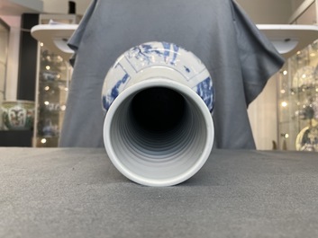 Een Chinese flesvormige blauw-witte vaas, Chenghua merk, Kangxi