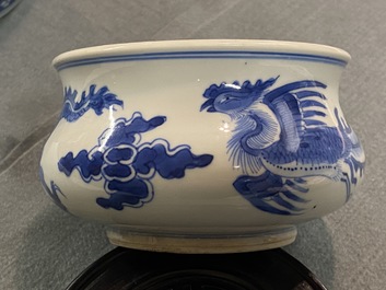 Een Chinese blauw-witte wierookbrander met een draak en een feniks, Kangxi
