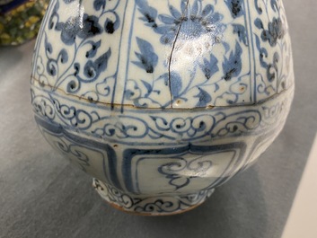 Un vase de forme bouteille octagonale en porcelaine de Chine en bleu et blanc, Hongwu