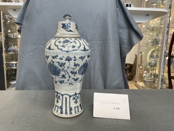 Un vase de forme 'meiping' et son couvercle en porcelaine de Chine en bleu et blanc, Ming