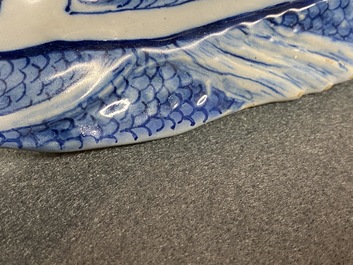 Une paire de plats en forme d'harengs en fa&iuml;ence de Delft en bleu et blanc, 18&egrave;me