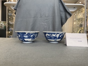 Une paire de bols en porcelaine de Chine en bleu et blanc &agrave; d&eacute;cor de sc&egrave;nes du 'Xi Xiang Ji', Kangxi