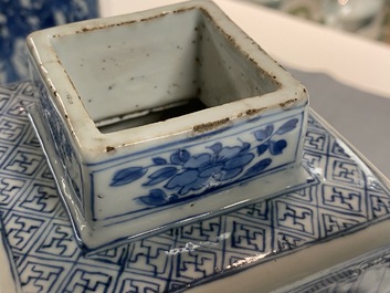 Une paire de vases couverts en porcelaine de Chine en bleu et blanc, Kangxi