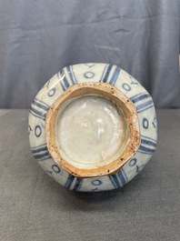 Een Chinese flesvormige blauw-witte octagonale vaas met floraal decor, Hongwu