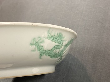 Une coupe en porcelaine de Chine &agrave; d&eacute;cor d'un dragon incis&eacute; et &eacute;maill&eacute; vert, marque de Hongzhi, Ming