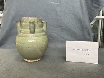 Een Chinese Longquan celadon urne met vijf tuiten, Song