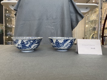 Een paar Chinese blauw-witte 'Xi Xiang Ji' kommen, Jiajing merk, Kangxi