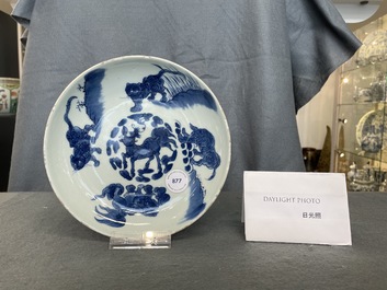Een Chinees blauw-wit bord met mythische dieren, Shunzhi merk en periode