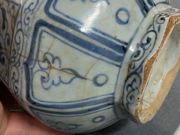 Een Chinese flesvormige blauw-witte octagonale vaas met floraal decor, Hongwu