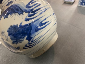 Un vase de forme bouteille en porcelaine de Chine en bleu et blanc, &eacute;poque Transition