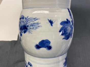 Een Chinese blauw-witte 'gu' vaas met onsterfelijken, Kangxi