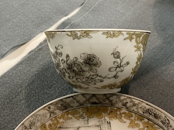 Une tasse et soucoupe en porcelaine de Chine grisaille et dor&eacute;, Qianlong