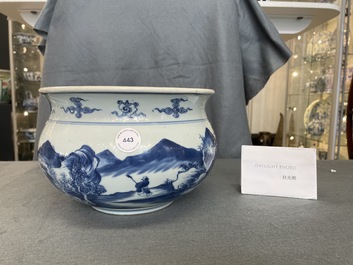 Un br&ucirc;le-parfum en porcelaine de Chine en bleu et blanc, Kangxi