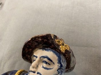 Une figure d'un joueur de vielle en fa&iuml;ence de Delft polychrome, 18&egrave;me