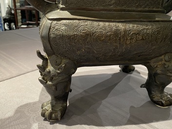 Een grote Chinese bronzen wierookbrander met deksel, Ming