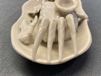 Une paire de compte-gouttes en forme de crabe en porcelaine blanc de Chine de Dehua, Kangxi