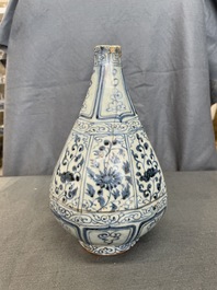 Een Chinese flesvormige blauw-witte octagonale vaas met floraal decor, Hongwu
