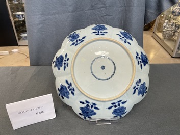 Un rare plat en forme de lotus en porcelaine de Chine en bleu et blanc &agrave; d&eacute;cor d'un l&eacute;opard, Kangxi