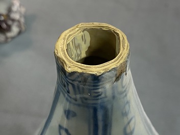 Un vase de forme bouteille octagonale en porcelaine de Chine en bleu et blanc, Hongwu