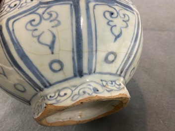 Un vase de forme bouteille octagonale en porcelaine de Chine en bleu et blanc, Hongwu
