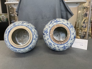 Deux pots en porcelaine de Chine en bleu et blanc &agrave; d&eacute;cor de dragons et ph&eacute;nix, Yongzheng