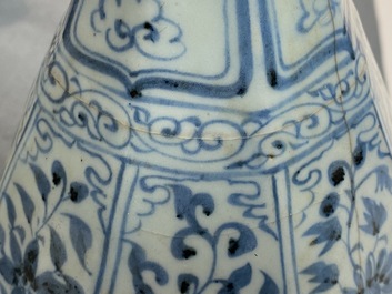 Un vase de forme bouteille octagonale en porcelaine de Chine en bleu et blanc, Hongwu