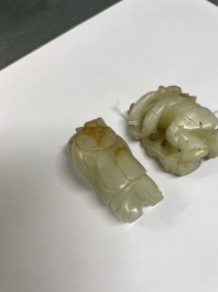 Twee Chinese celadon jade figuren van jongens, 19/20e eeuw