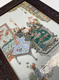 Een grote Chinese famille verte plaquette in gesculpteerde houten lijst, 19e eeuw