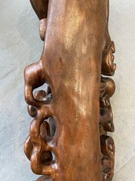 Een grote Chinese gesculpteerde houten ruyi scepter, 19e eeuw