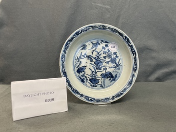 Une coupe en porcelaine de Chine en bleu et blanc &agrave; d&eacute;cor de canards, Wanli