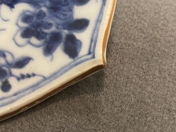 Un rare plat en forme de lotus en porcelaine de Chine en bleu et blanc &agrave; d&eacute;cor d'un l&eacute;opard, Kangxi