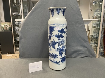 Een Chinese blauw-witte rouleau vaas met figuren in een landschap, Transitie periode