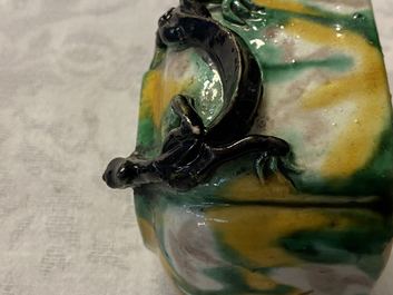 Deux lave-pinceaux en porcelaine de Chine &agrave; &eacute;mail sancai, Kangxi