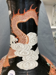 Een Chinese flesvormige famille noire 'draken' vaas, 19e eeuw