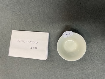 Une tasse &agrave; vin en porcelaine de Chine en bleu et blanc, Kangxi