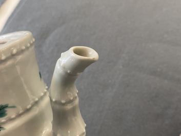 Une th&eacute;i&egrave;re couverte en forme de bambou en porcelaine de Chine famille rose, 19&egrave;me