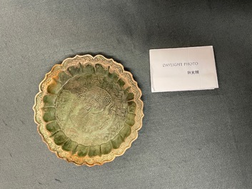 Een Chinese groen-geglazuurde lotusvormige 'feniksen' schotel, Yuan
