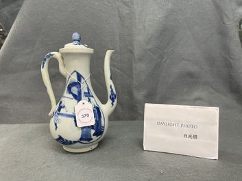 Een Chinese blauw-witte 'Xi Xiang Ji' dekselkan, Xuande merk, Kangxi